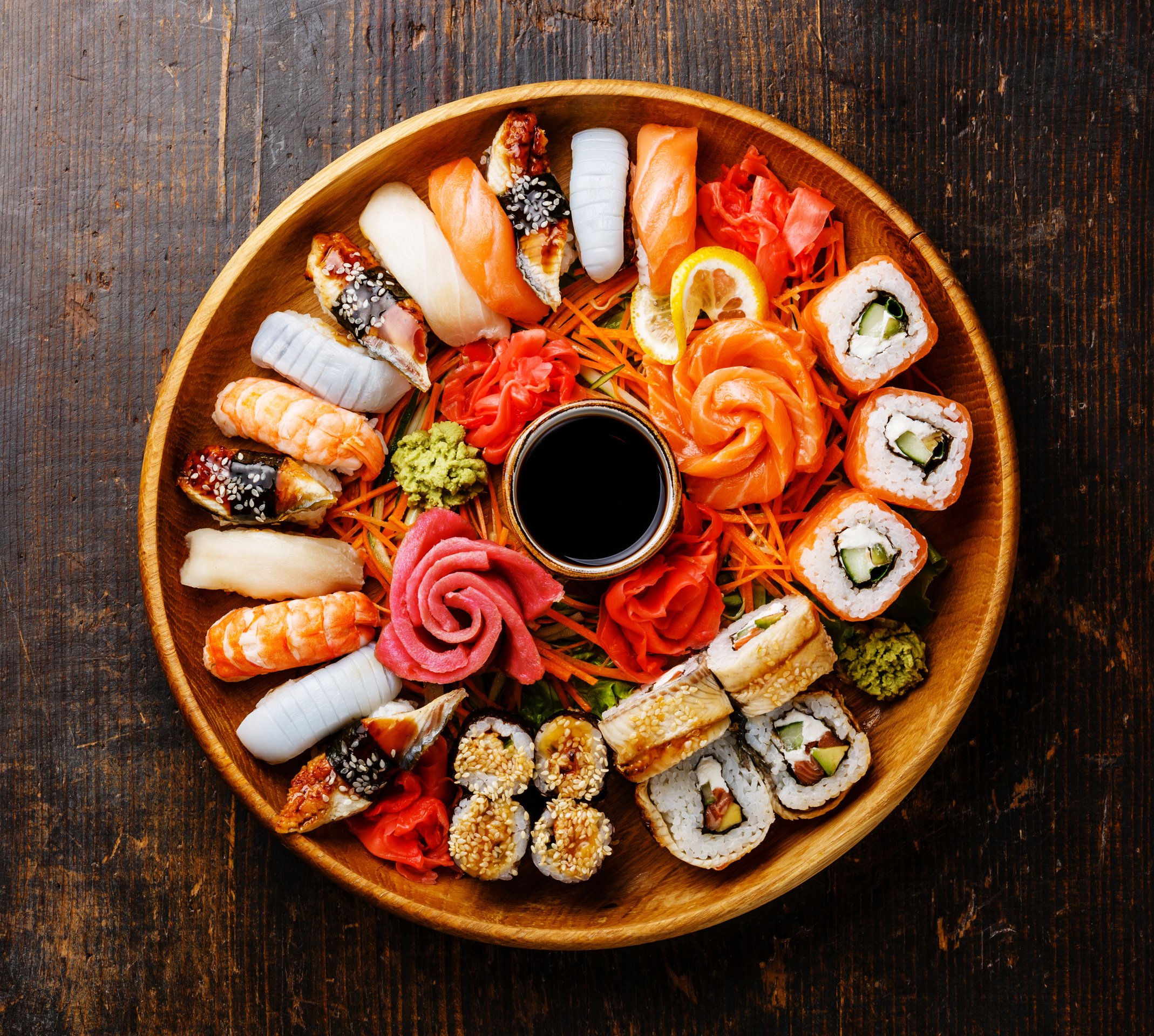 Sushi Set in wooden round tray